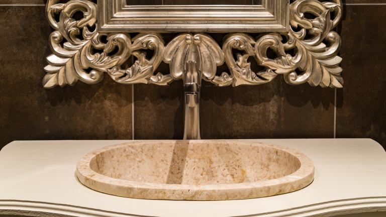 Håndlavet bademøbel med terrazzo-vask
